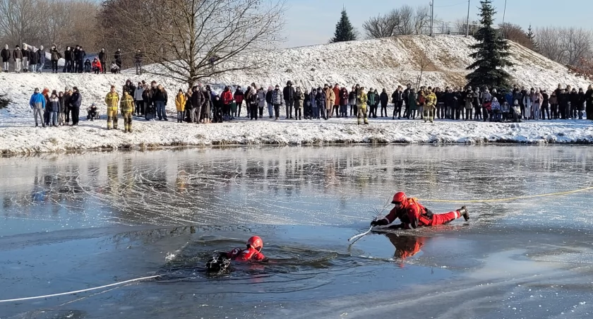 Załamał się lód, ktoś wpadł do wody – Niech te ferie będą bezpieczne!