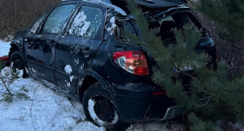 Wypadek na łuku drogi – Fiat dachował. W szpitalu jedna osoba