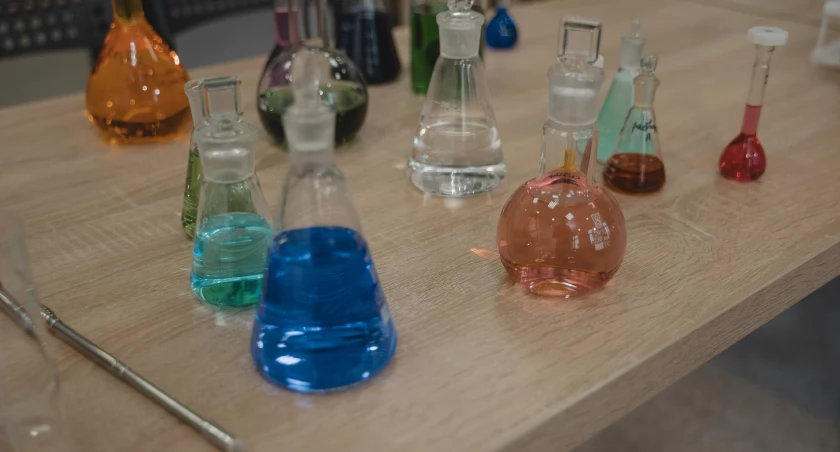 Szafa na Chemikalia: Bezpieczne Przechowywanie Substancji Chemicznych w Laboratoriach i Zakładach Przemysłowych