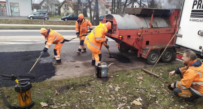 Naprawiają ubytki w drogach 