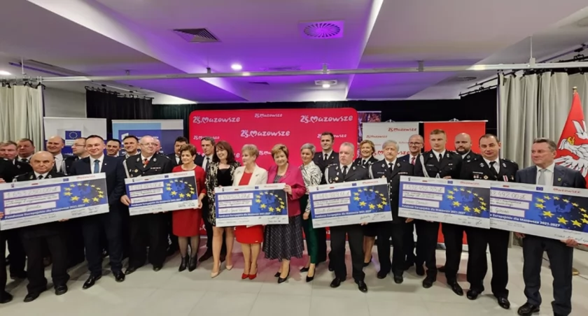 Osiem wozów strażackich dla OSP z powiatu!