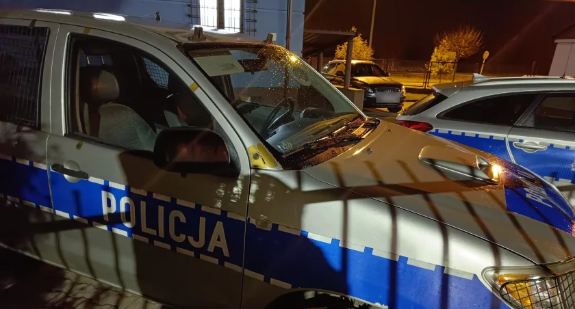 Pijany przed świtem dobijał się do sklepu monopolowego, a później wsiadł do auta i chciał odjechać