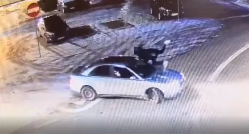 To nagranie szokuje! Pijany kierowca wiezie pasażera na dachu