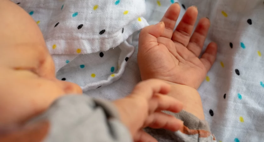 Porzucone w szpitalu niemowlę PILNIE potrzebuje pieczy zastępczej