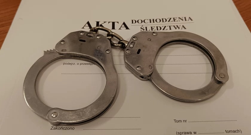 Bili, podduszali i kopali na parkingu mężczyznę – Policjantom podali powód! 22-latkowie z zarzutami!