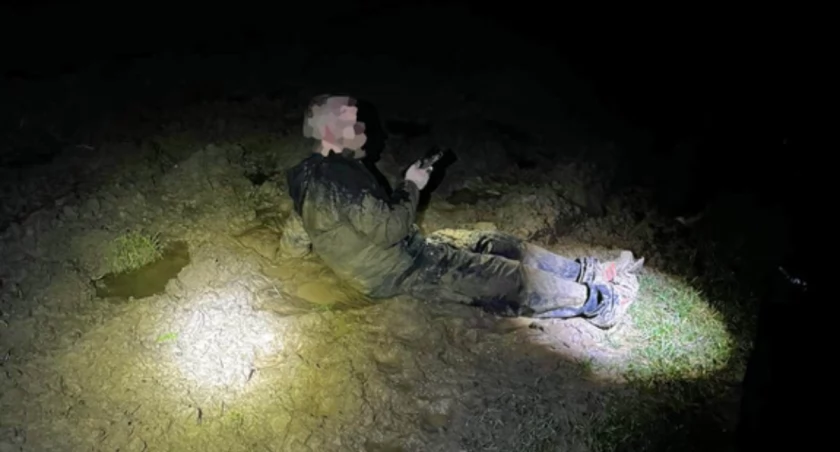 Zgubił się i wpadł w grzęzawisko – W takim stanie odnaleźli go policjanci!