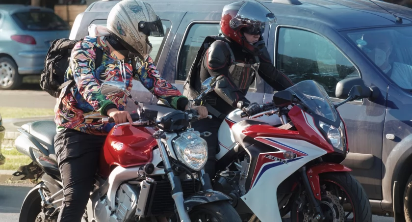 Motocykliści wyjeżdżają na drogi. Policjanci apelują o rozwagę
