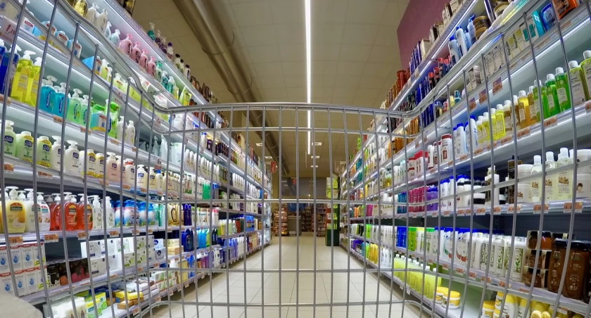 Ukrywał się przed policją, ale wyskoczył na zakupy do marketu...