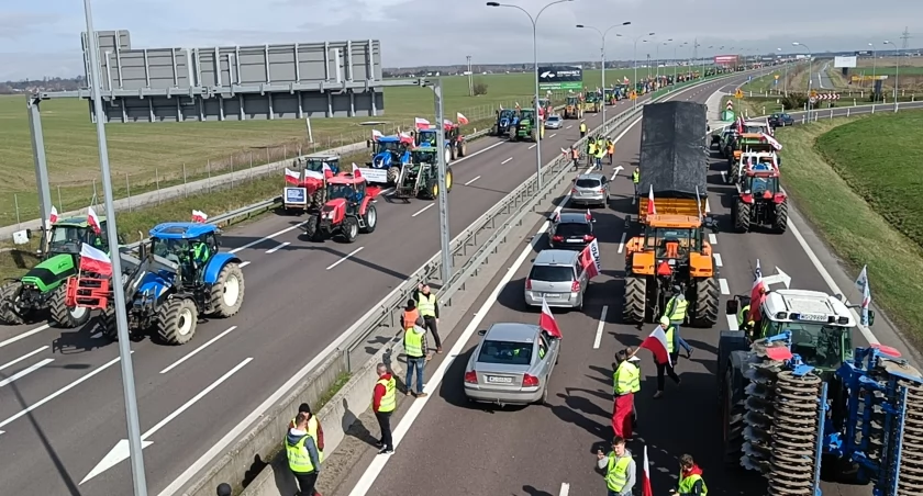 Protest rolników! Zablokowali S17 przy fabryce Avon. W południe rolnicy ruszyli na miasto! 