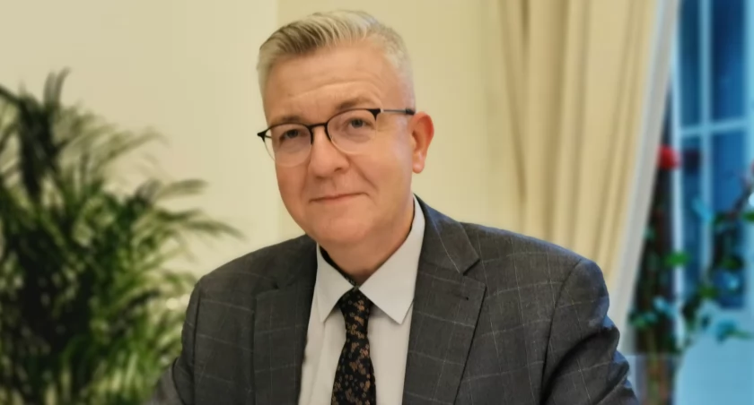 Łukasz Bogusz z aktem oskarżenia. 