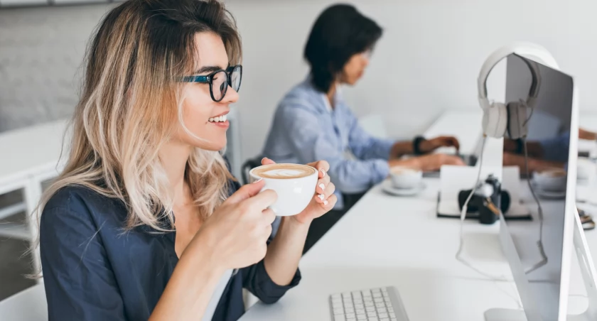Jak kawa wpływa na produktywność i samopoczucie pracowników?