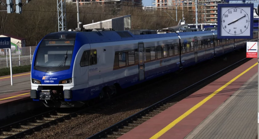 Zmiana czasu na letni już niebawem! Co to oznacza dla podróżujących koleją?