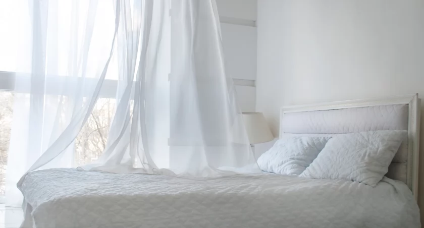 Firany i zasłony na wiosnę, czyli jak odświeżyć salon w 3 prostych krokach?
