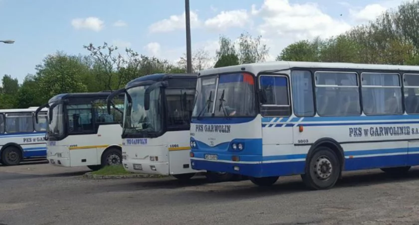 Kiedy mieszkańcy odzyskają zlikwidowane kursy? Władze powiatu odpowiadają wójtowi