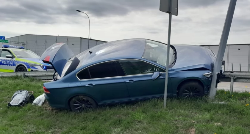 Niemowlę rozproszyło kierującą matkę – Samochód uderzył w barierki