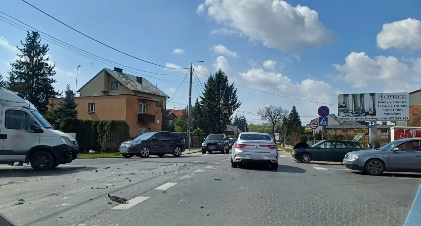 Kolizja z udziałem trzech samochodów na Stawki