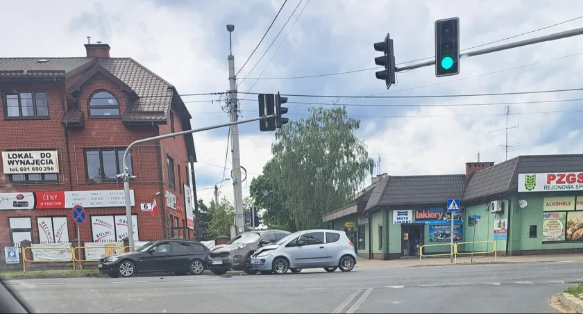 Kolizja aut na skrzyżowaniu z sygnalizacją świetlną