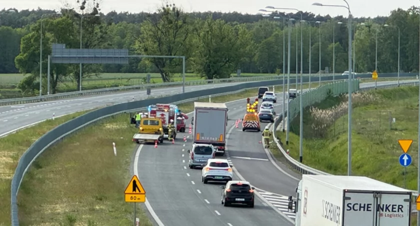 Wypadek na S17 - Kierowca renault uderzył w bariery i opla