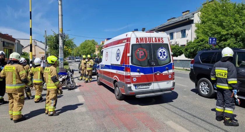 Kolizja osobówki i motocykla na skrzyżowaniu 