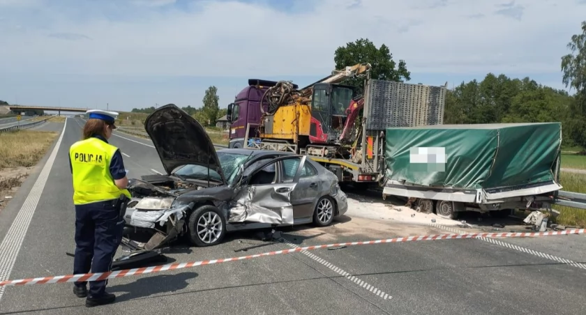 Jedna osoba w szpitalu! Na S17 zderzyły się trzy samochody
