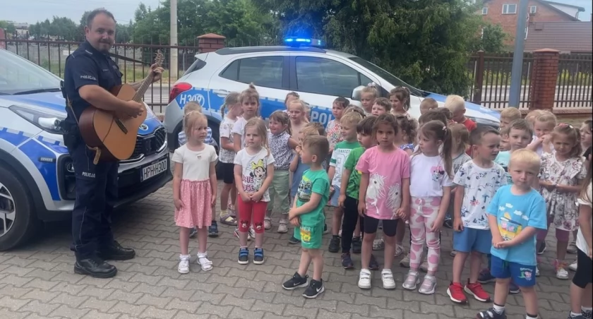 Dzielnicowy zagrał na gitarze, a dzieci zaśpiewały! VIDEO
