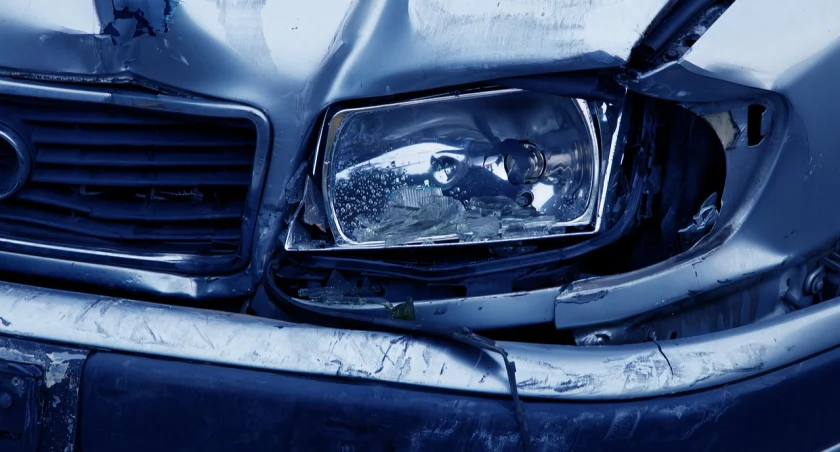 Pijany kierowca próbował wyjechać z rowu – Może stracić wolność i auto