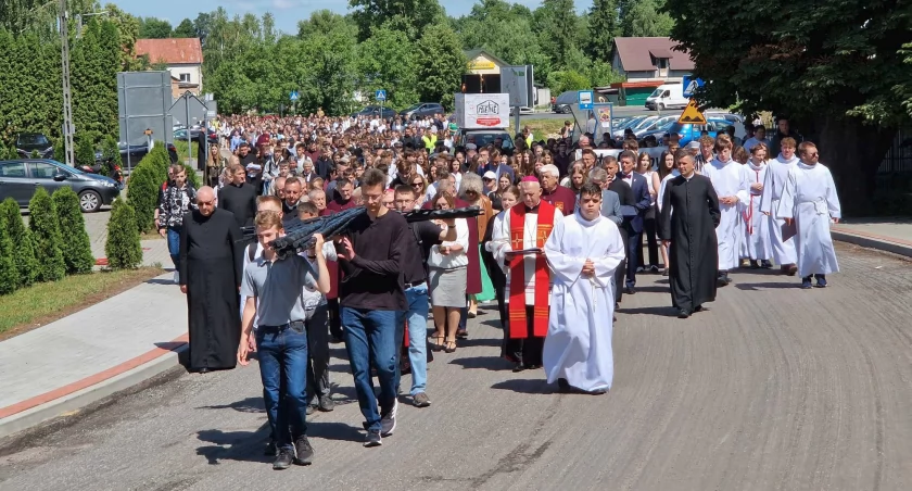 Po miesiącach niepewności i strajku krzyż wrócił do szkoły. Dziś jubileusz 40-lecia Obrony Krzyża w Miętnem