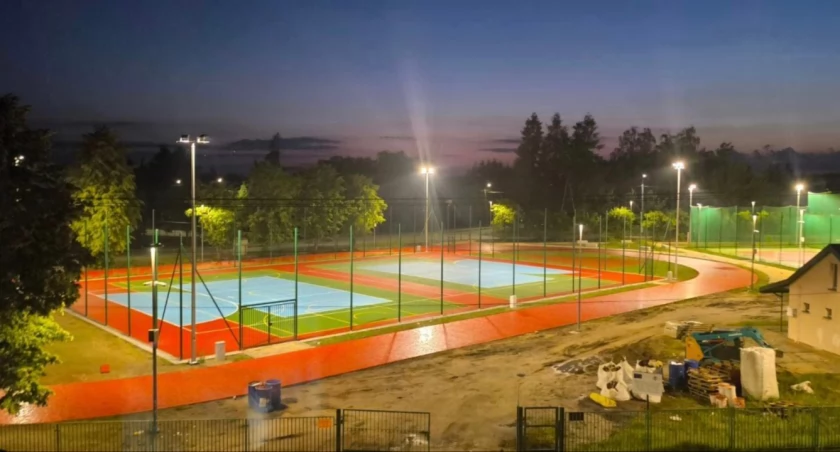 Rozbudowany kompleks sportowy już z oświetleniem
