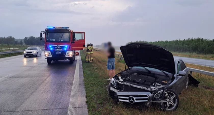 Stracił panowanie nad pojazdem i uderzył w barierki na S17