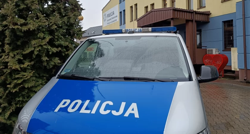Agresywny mężczyzna wdarł się do domu i groził domownikom, że ich zabije