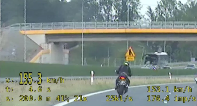 Ryzykowne zachowanie motocyklisty i kierowcy osobówki