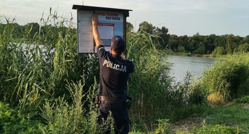 Policjanci patrolują zbiorniki wodne i edukują