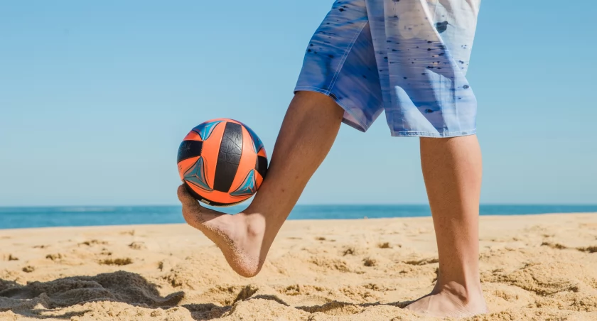 Mistrzostwa Mazowsza w plażowej piłce nożnej – Graj, kibicuj i wypoczywaj na Mamucie!