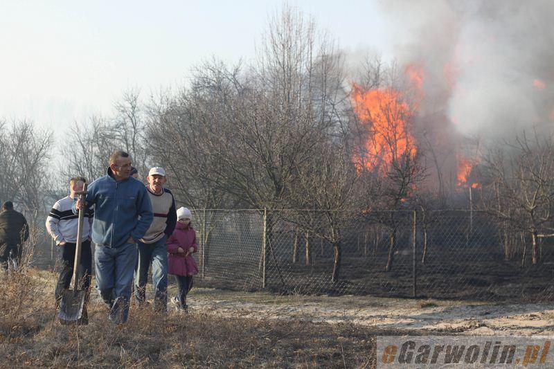 Podpalili trawę, płonęły zabudowania