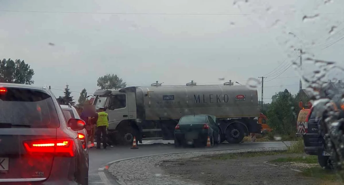 Zderzenie osobówki z cysterną do mleka