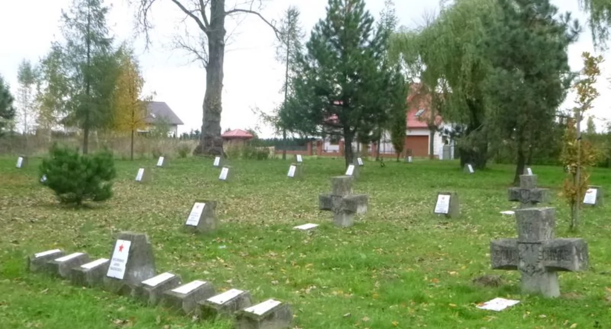 Namalowała napisy i rysunki na cmentarnych płytach! Została zatrzymana