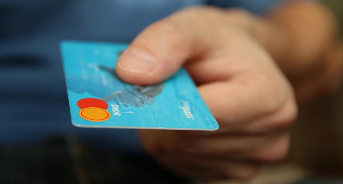 Znalazł portfel z kartą i zapisanym PIN-em. Postanowił to wykorzystać