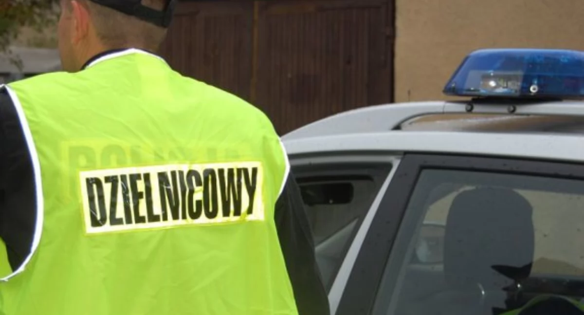 Starszy mężczyzna nie mógł wstać o własnych siłach. Z pomocą ruszyli dzielnicowy i pracownik socjalny