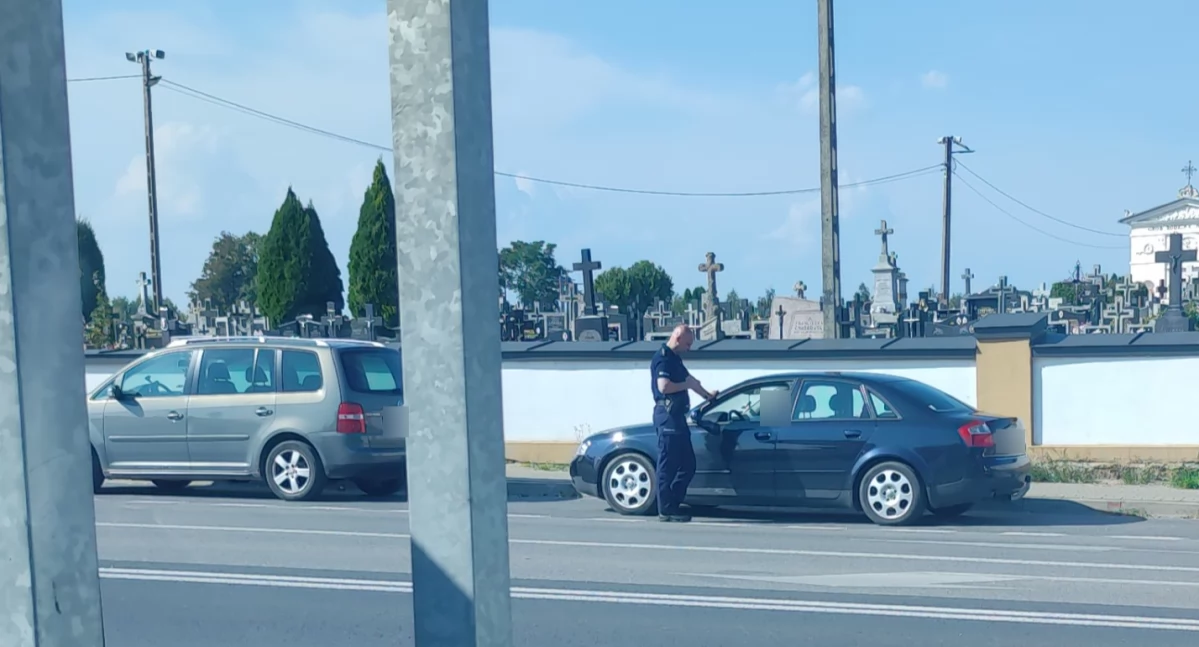 Zatrzymanie przy cmentarzu. Brawo dla świadka, który wezwał policję!