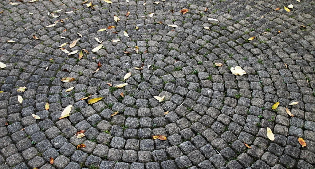 Wykończył podwórko kradzioną kostką i ozdobnymi kamieniami 