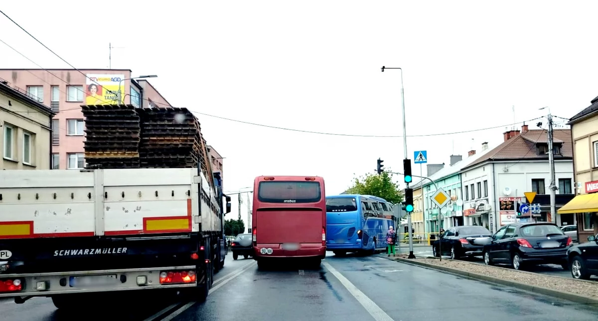 Autobus zaczepił o tył drugiego – Kierowcy dogadali się przed przyjazdem policji