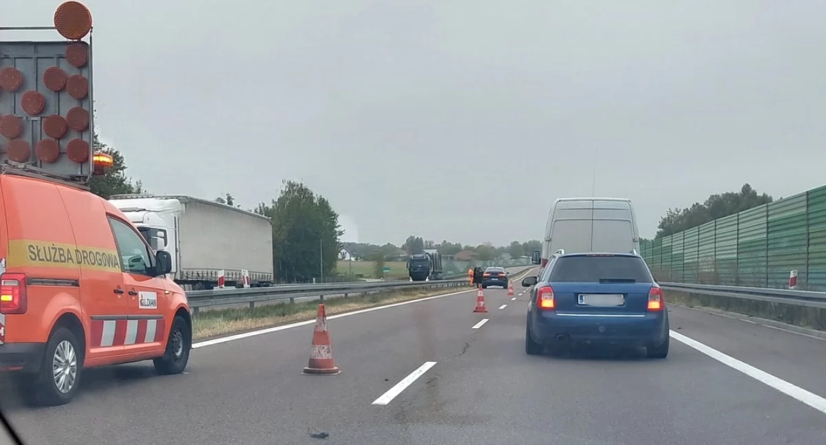 Wjechał w leżące na S17 koło od ciężarówki 