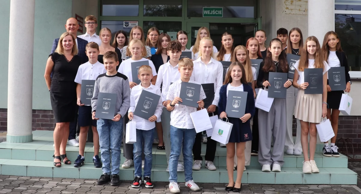 Najzdolniejsi uczniowie ze stypendium wójta gminy Garwolin