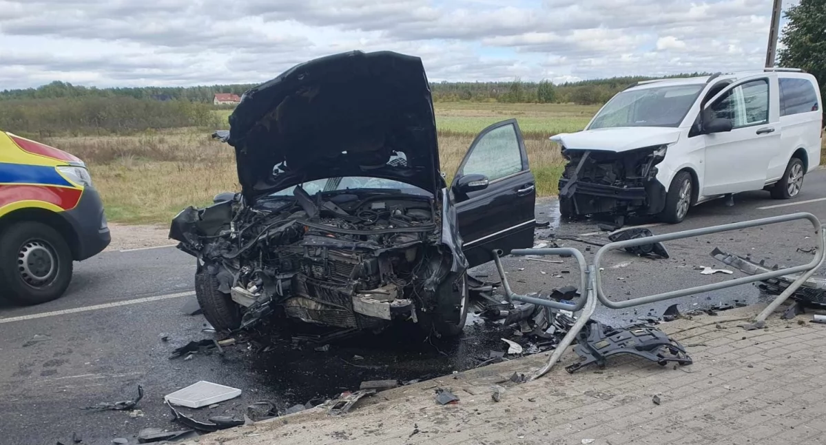 Czołowe zderzenie mercedesów – Dwaj mężczyźni w szpitalu
