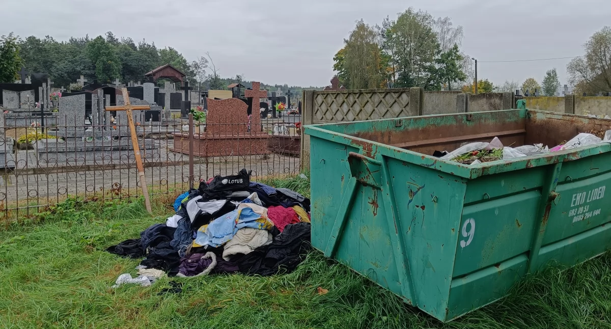 Kto wyrzucił przy cmentarzu stare ubrania i butelki po piwie? Proboszcz prosi o informacje