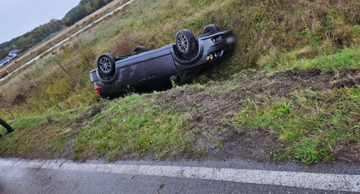 Kobieta jechała z dwójką dzieci – Samochód dachował