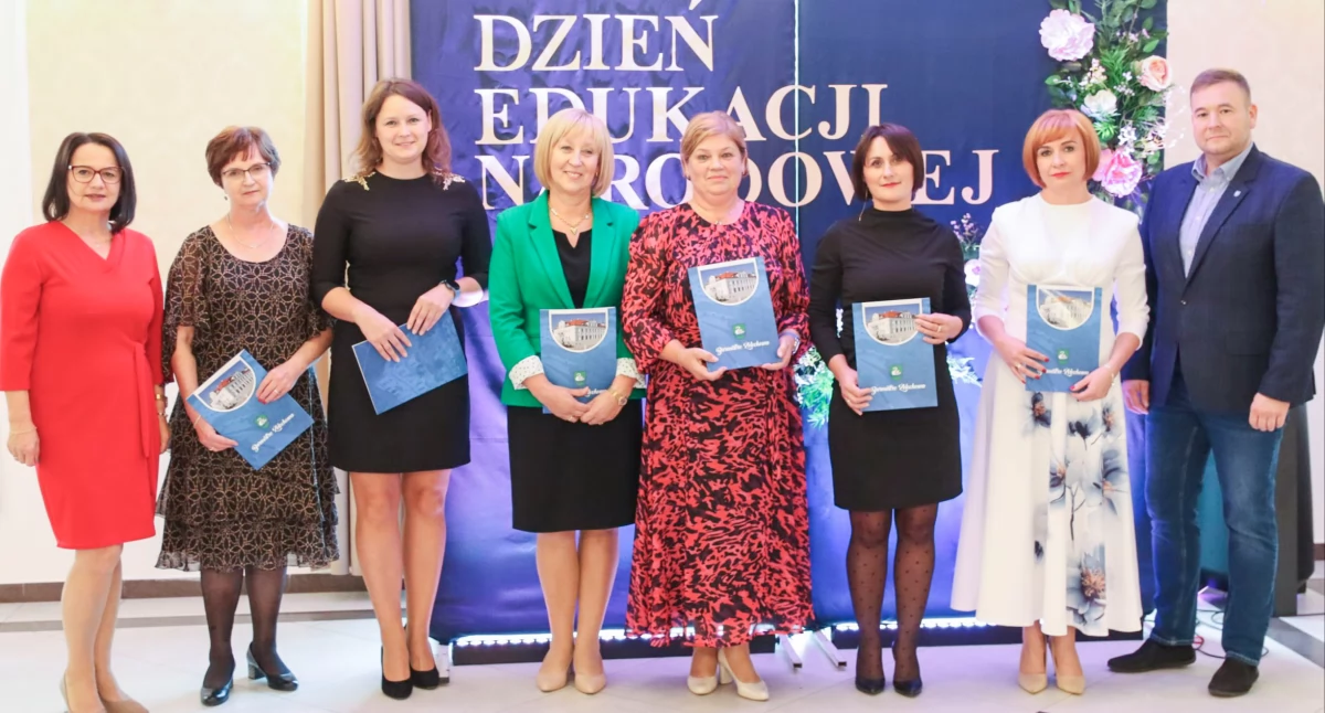 Gminny Dzień Edukacji Narodowej w Żelechowie: Podziękowania i nagrody dla wyróżnionych