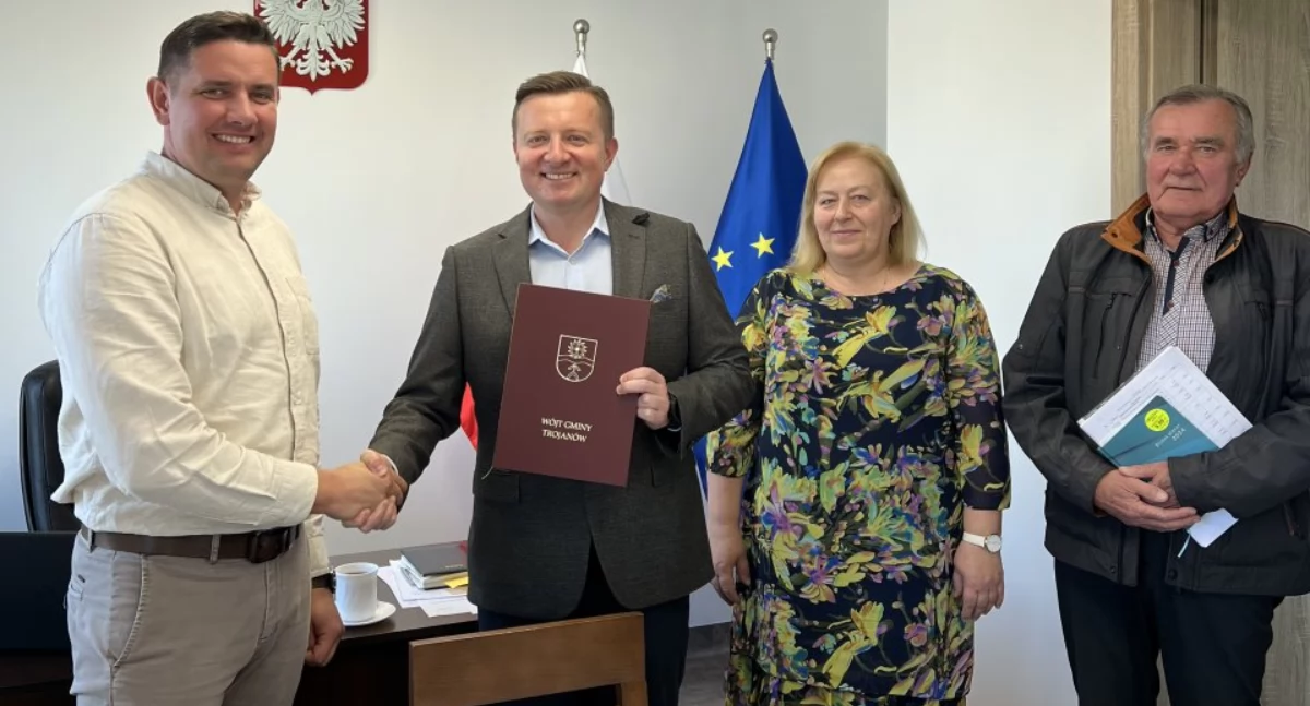 Nowa nawierzchnia w Trojanowie – podpisano umowę na przebudowę drogi