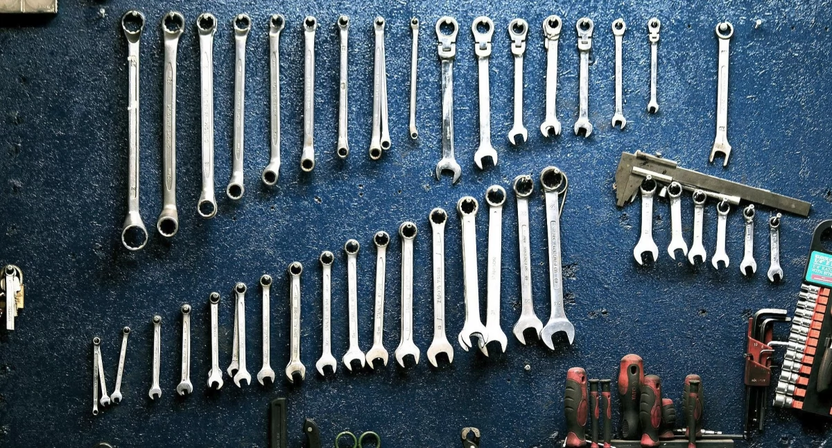 Obowiązki i wymagania mechanika samochodowego. Sprawdź, ile zarobisz na tym stanowisku!
