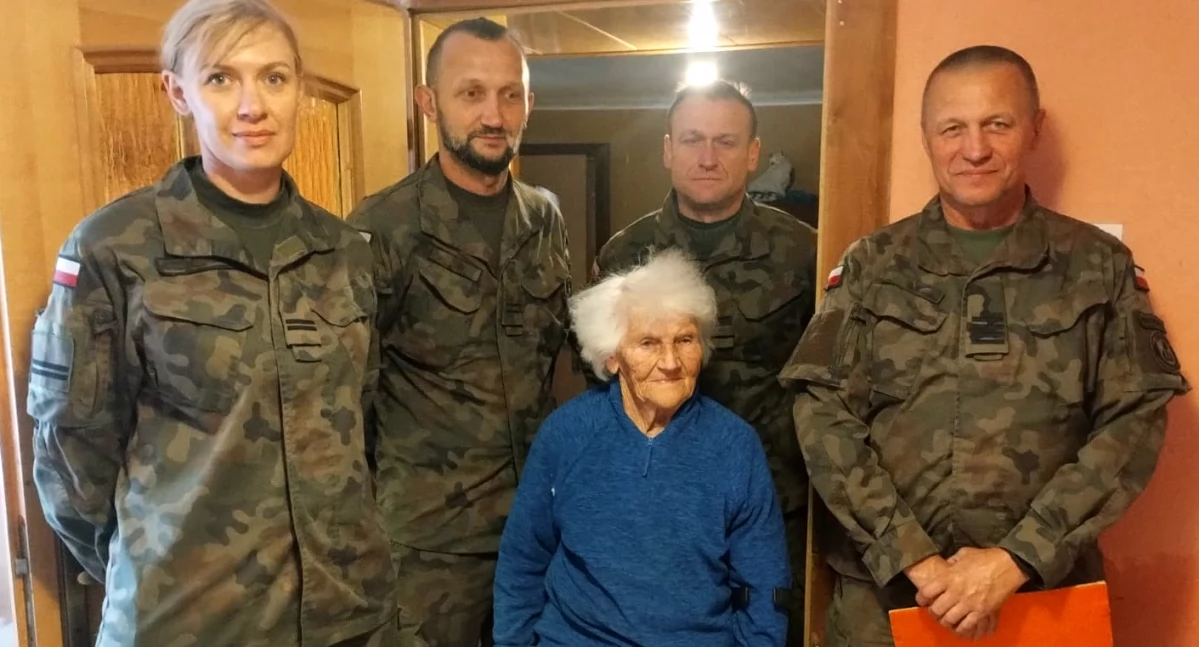 94-letnia pani Wanda od lat nie była na grobie rodziców - Żołnierze złożyli jej obietnicę